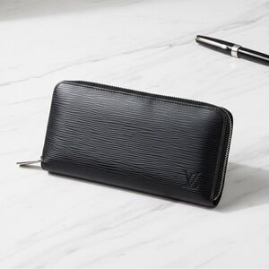 Louis Vouiton Black Epi Zippy Wallet